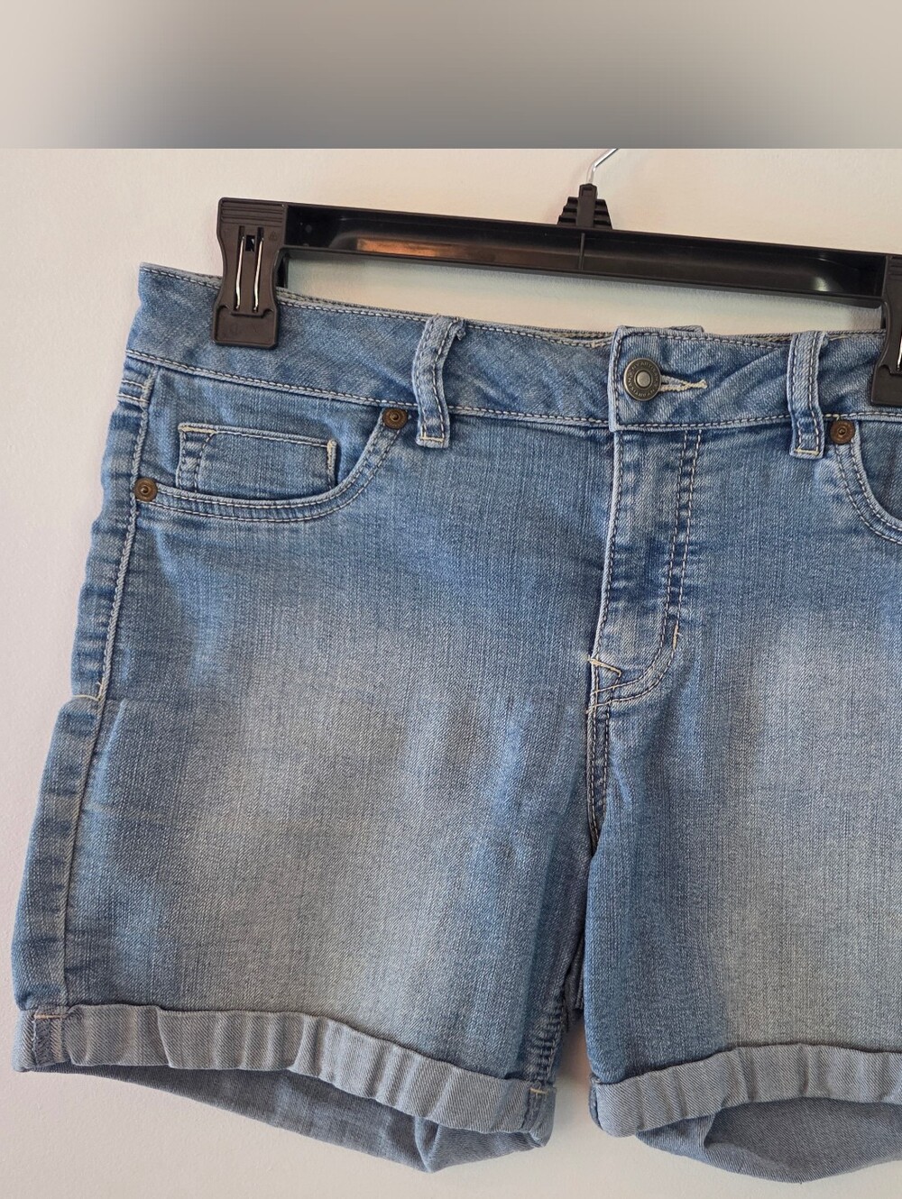 Artisan NY Light Wash Denim Shorts Size 6